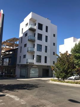 Estudio de Arquitectura Félix Cuadrado vista esquina edificio blanco