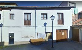 Estudio de Arquitectura Félix Cuadrado fachada blanca de pueblo y farola
